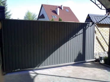 Раздвижные откатные ворота из профлиста для загородного дома