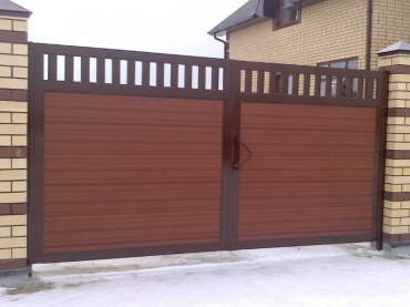 Уличные распашные ворота в частный дом